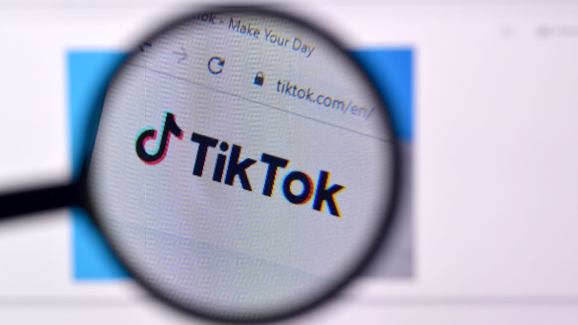 Advertisers pull back from TikTok, boost Meta amid ban uncertainty